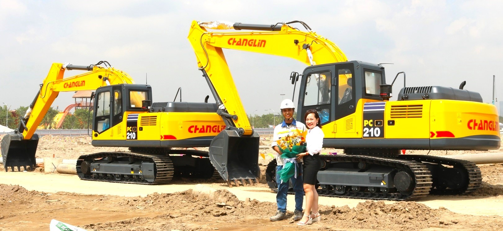 Bàn giao xe cuốc PC210-8 cho tập đoàn Tân Tạo năm 2017