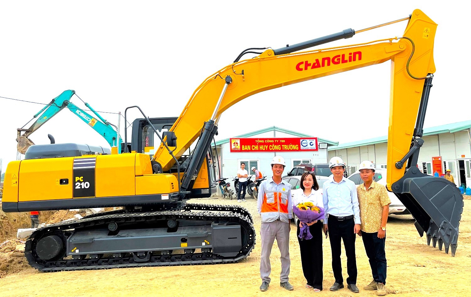 Bàn giao xe cuốc Komatsu ChangLin PC210-8 cho Công ty Xây dựng 789