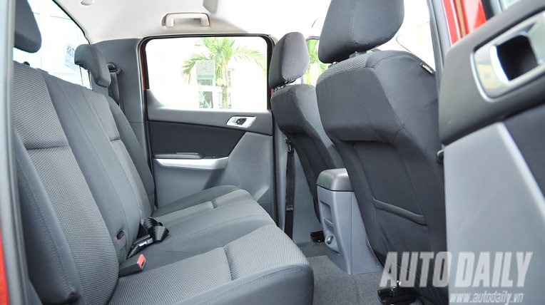 เบาะนั่งด้านหลังของรถกระบะ Mazda BT-50 2012 แสดงให้เห็นพื้นที่วางขาที่กว้างขวาง