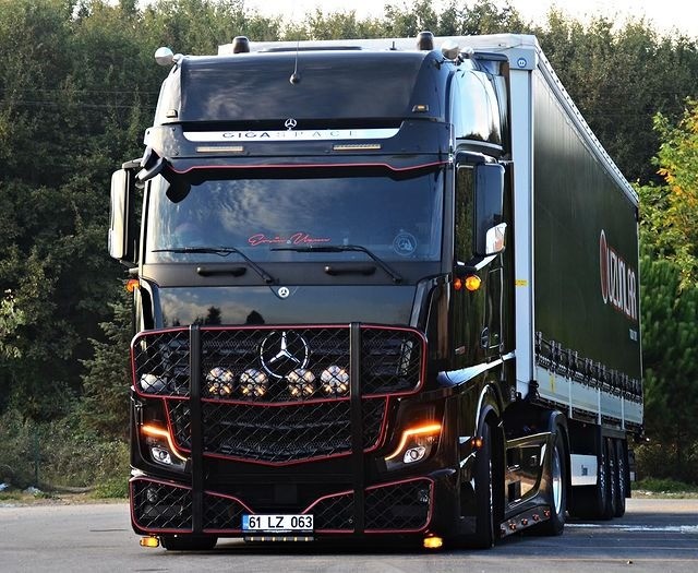 Tracteur routier Mercedes Actros 1863 tuné avec luxe