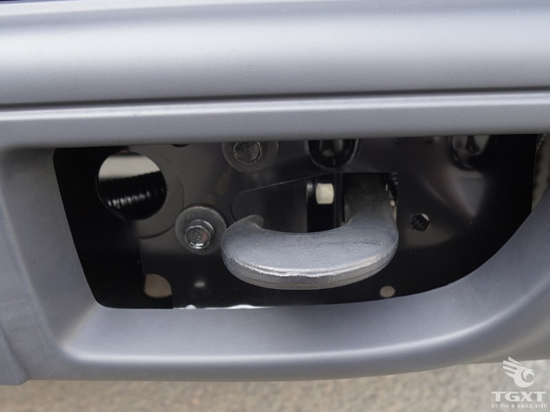 Móc cứu hộ phía trước xe tải Isuzu NQR75LE4 hỗ trợ trong các tình huống khẩn cấp