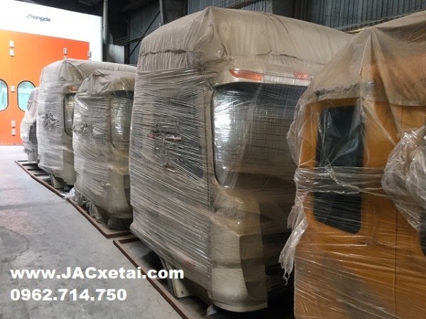 Đầu cabin tổng thành xe tải JAC chính hãng, đảm bảo độ an toàn và thẩm mỹ cho cabin.