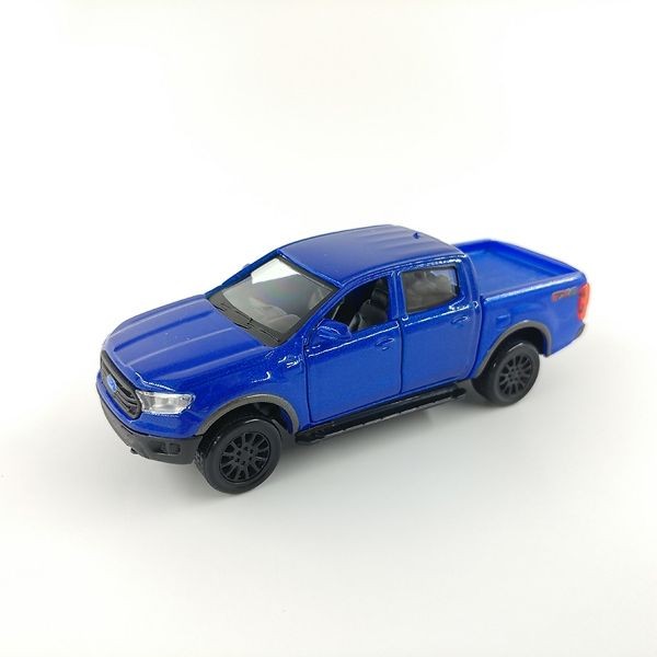 Cận cảnh chi tiết đồ chơi xe tải Ford Ranger mô hình Maisto, logo Ford và bánh xe