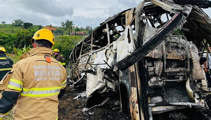 รถโดยสารถูกไฟไหม้เสียหายหลังจากอุบัติเหตุชนกันอย่างรุนแรงบนทางหลวง BR-116 ประเทศบราซิล
