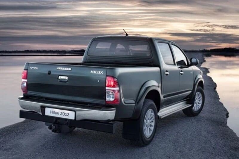 Hình ảnh ngoại hình Toyota Hilux 2012 cứng cáp và khỏe khoắn, thể hiện chất xe bán tải mạnh mẽ và bền bỉ