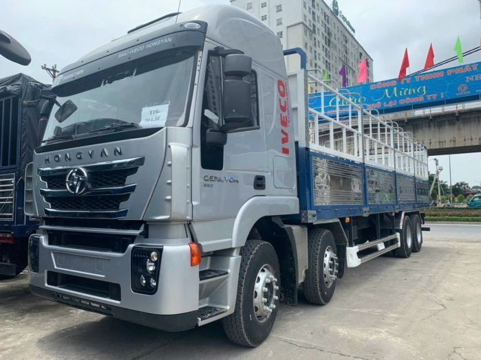 Dettaglio della cabina di un camion Hongyan a 4 assi di colore bianco e rosso.