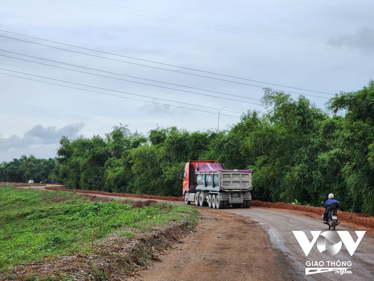 Người dân thường xuyên bắt gặp xe tải Howo trọng tải lớn chạy trên đê Hữu Hồng
