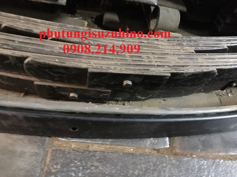 Hình ảnh cận cảnh bộ nhíp xe tải Isuzu Hino đã qua sử dụng nhưng còn nguyên zin, được kiểm tra chất lượng tại Xe Tải Mỹ Đình.