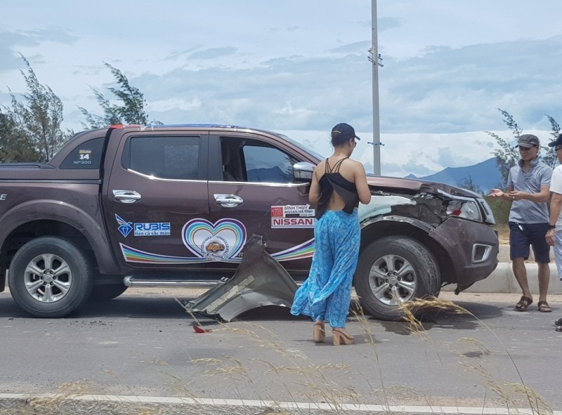 Camioneta Nissan Navara con la parte trasera dañada después de una colisión en la carrera ilegal.