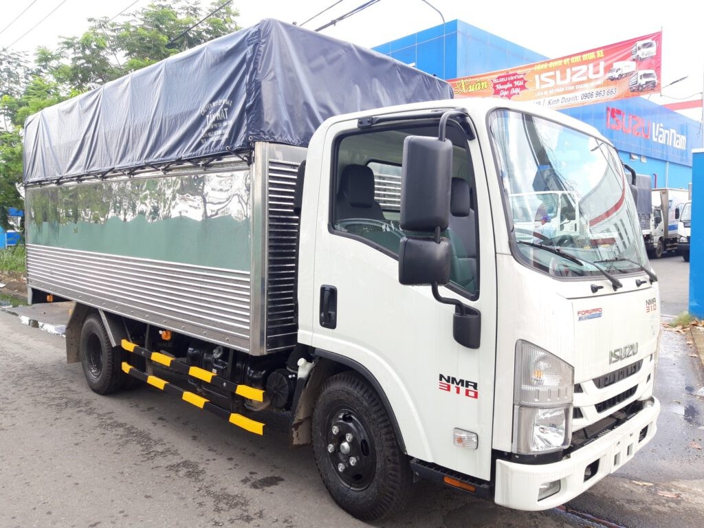 รูปภาพรถบรรทุก Isuzu เพื่อนร่วมทางที่เชื่อถือได้ในทุกเส้นทางในเกียน Giang
