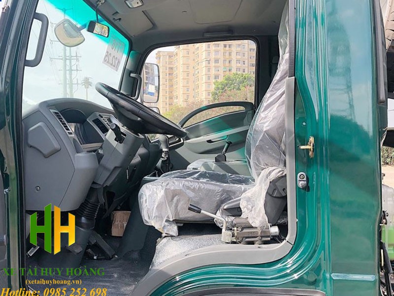 Image de l'intérieur spacieux et confortable de la cabine du camion 4 essieux Dayun