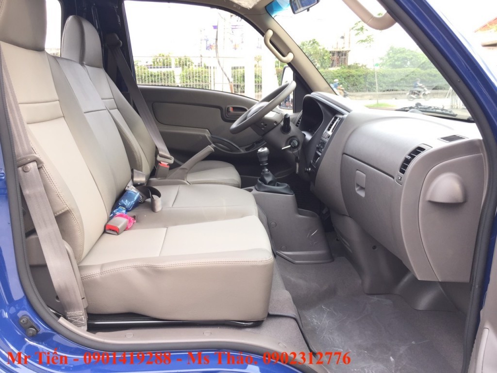 Wnętrze samochodu ciężarowego Hyundai H150 z otwartą skrzynią