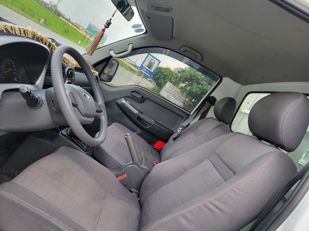 Intérieur du camion Thaco Kia K250 avec bâche, modèle 2019