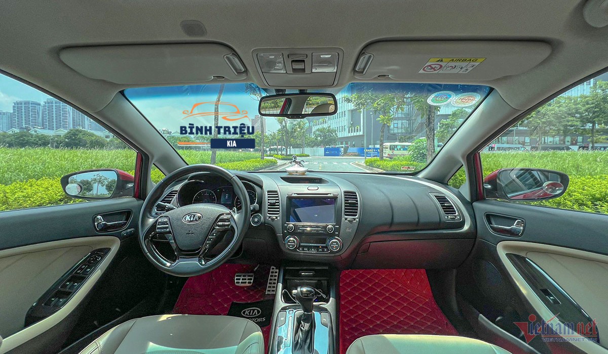 alt text: Nội thất Kia Cerato 2018 với ghế da và màn hình cảm ứng