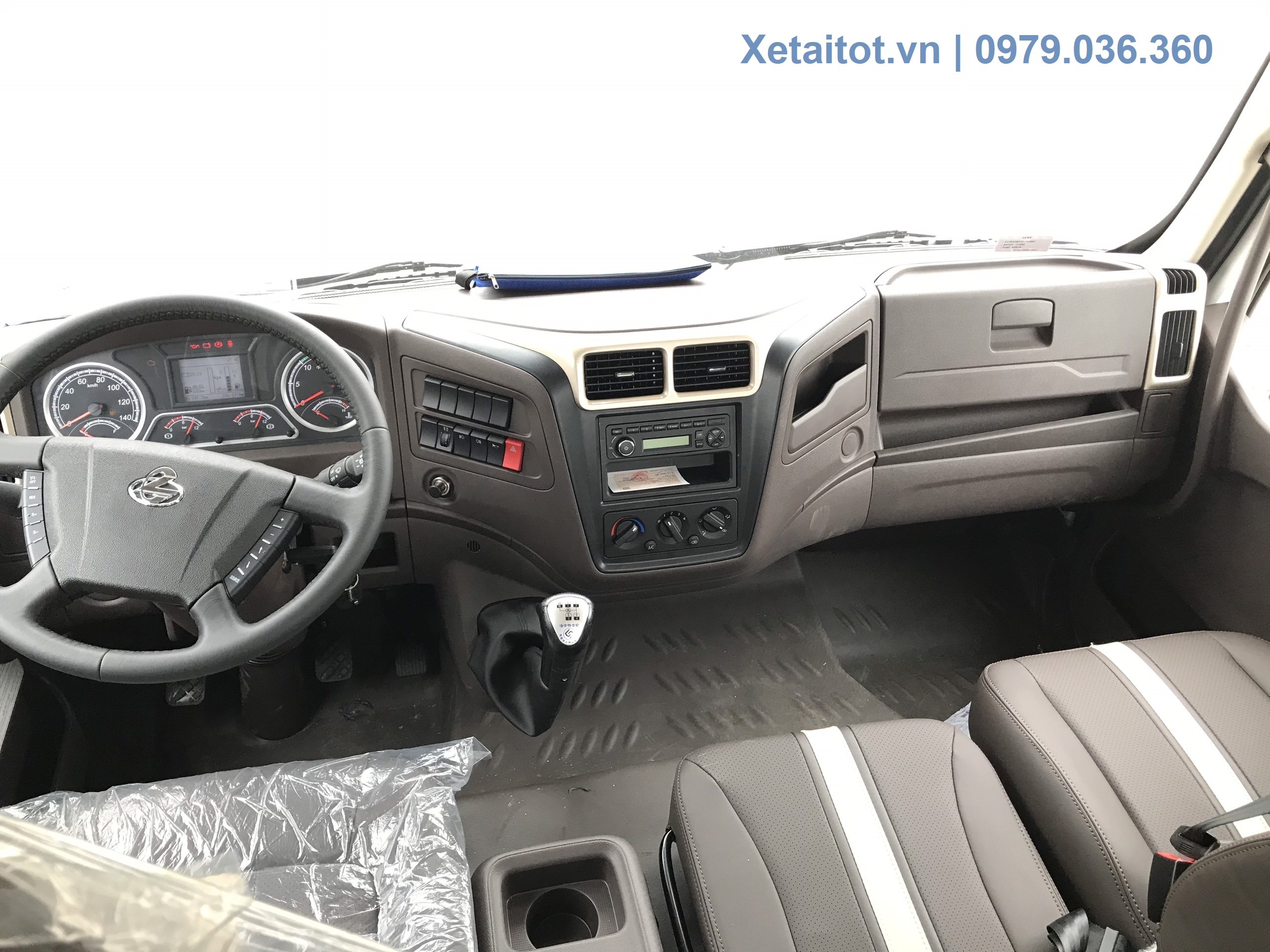 Nội thất xe tải Chenglong M3 2 chân 9 tấn