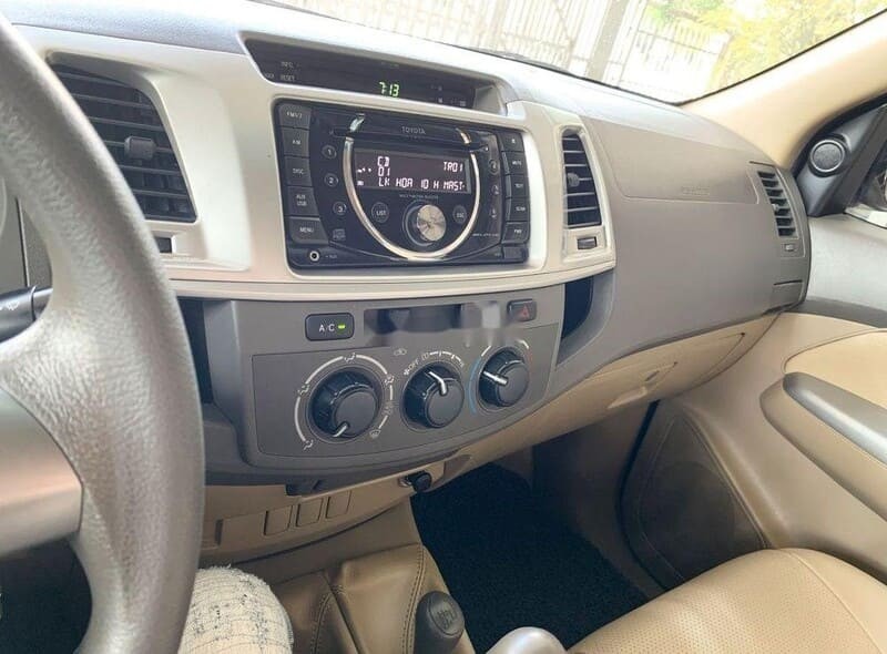 Hình ảnh nội thất xe Toyota Hilux 2012 sử dụng 2 tông màu chủ đạo là kem và ghi xám, mang đến không gian cabin sáng sủa và rộng rãi