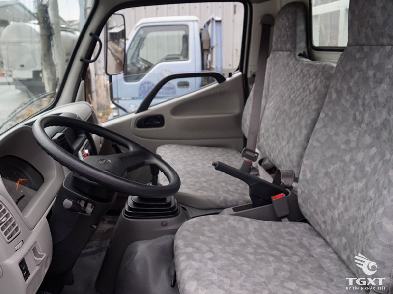 Nội thất cabin xe tải Hino XZU342L 3.5 tấn thùng bạt