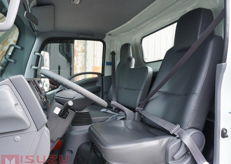 Không gian nội thất cabin xe tải Isuzu 3.5 tấn NPR 400 thùng bạt rộng rãi và tiện nghi