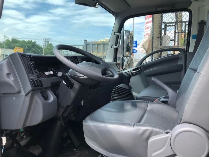 Immagine degli interni della cabina del camion Isuzu NQR 550