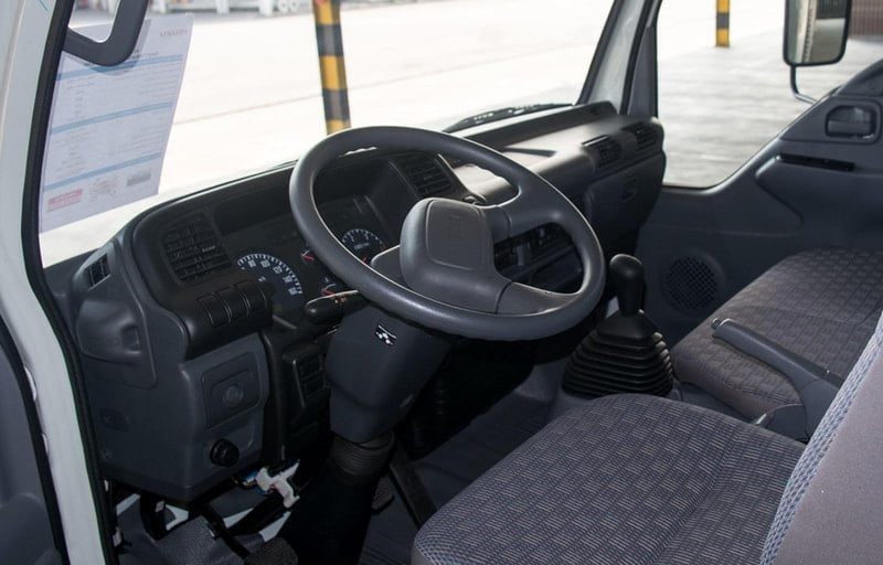 Immagine del pannello di controllo centrale del camion Isuzu NQR 550