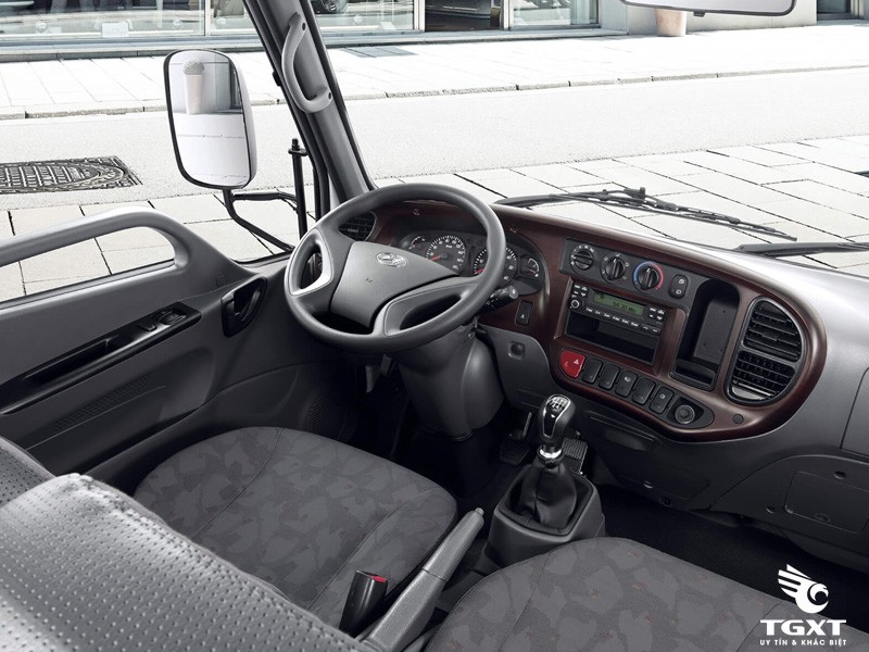 Không gian nội thất cabin xe tải Hyundai N250 rộng rãi, trang bị tiện nghi, hướng đến người sử dụng