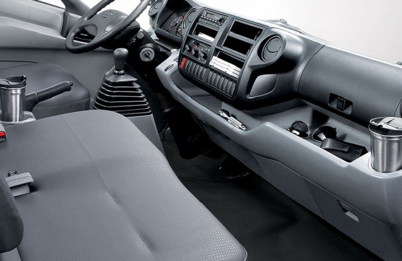 Nội thất xe tải Isuzu 3.8 tấn với thiết kế khoa học, tiện nghi và rộng rãi, đáp ứng nhu cầu sử dụng của người lái.