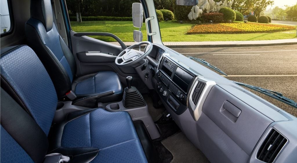 Intérieur spacieux et moderne du camion Foton Trường Hải Thaco Ollin S720 avec finitions en fibre de carbone