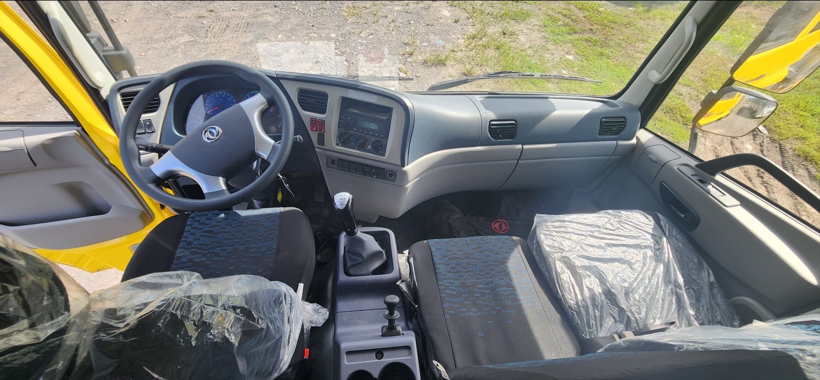 Nội thất cabin xe tải Dongfeng 9T3 Hoàng Huy rộng rãi, tiện nghi