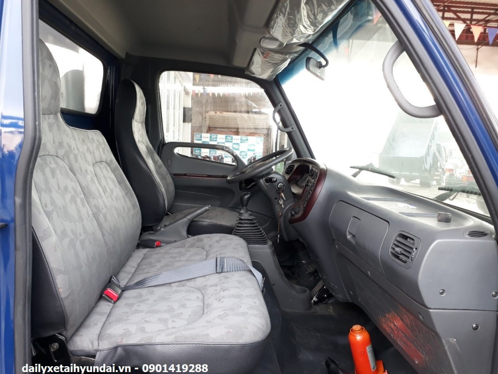 Wnętrze kabiny ciężarówki Hyundai 120SL 8 ton