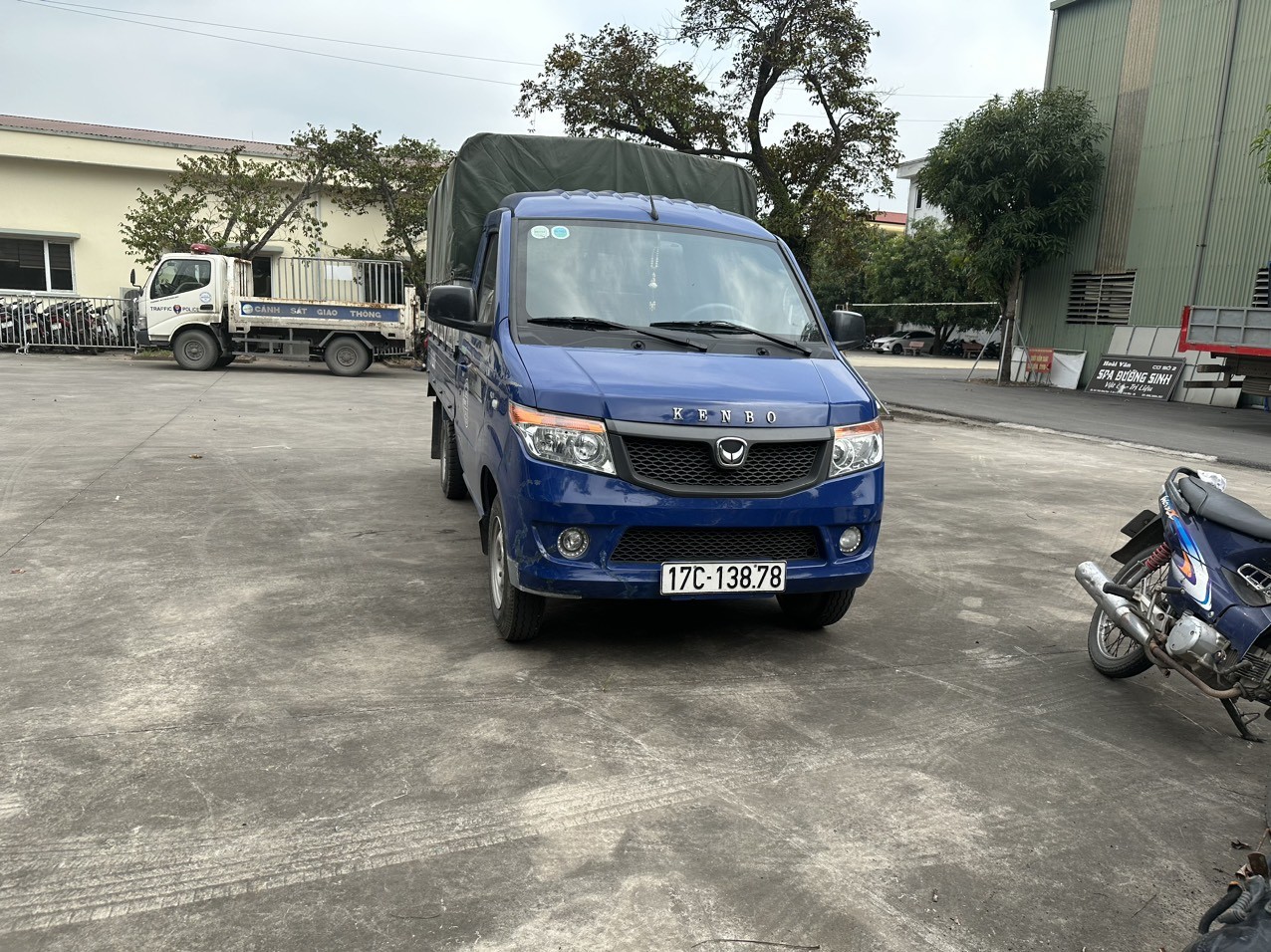 Lực lượng chức năng niêm phong xe tải biển số 17C 138.78 để phục vụ công tác điều tra vụ tai nạn nghiêm trọng.