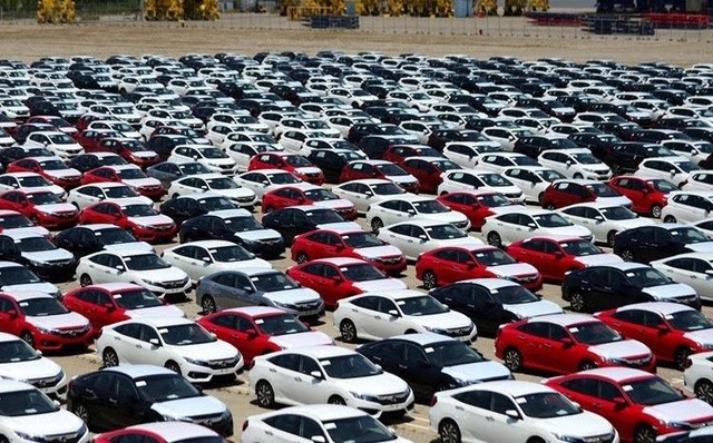 Alt text: Lô xe Honda ùn ứ tại cảng