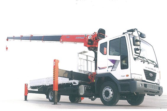 Hình ảnh minh họa xe tải gắn cẩu hoạt động tại công trường