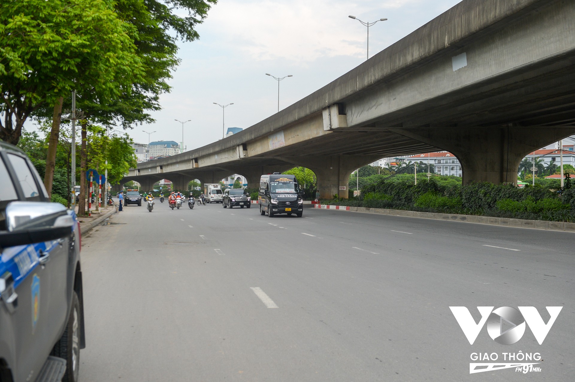 Hình ảnh xe khách di chuyển đúng làn đường sau khi được lực lượng Thanh tra GTVT nhắc nhở và hướng dẫn trên đường Phạm Hùng, khu vực gần bến xe Mỹ Đình.