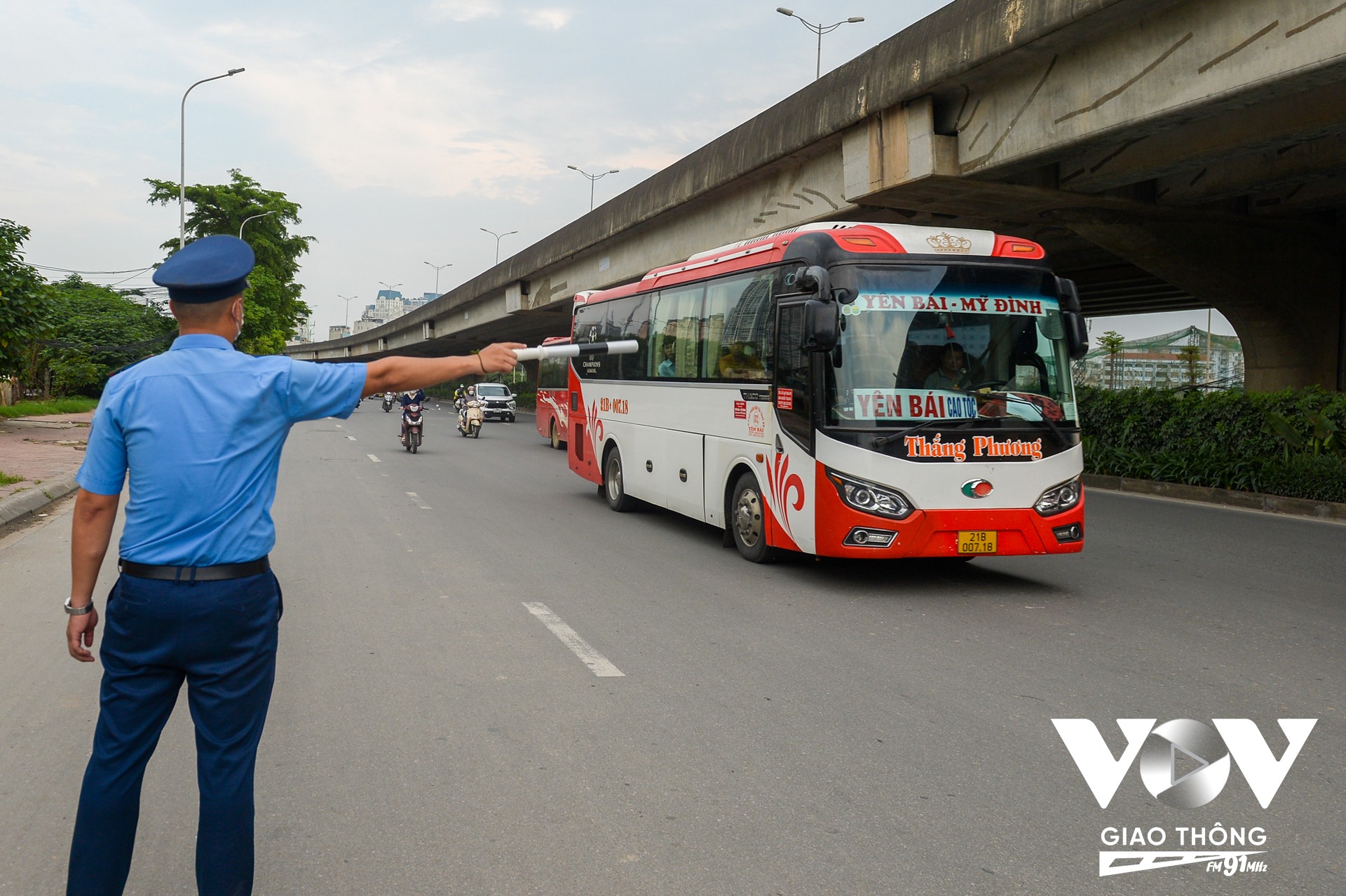 Hình ảnh khu vực bến xe buýt trên đường Phạm Hùng, đối diện bến xe Mỹ Đình, nơi trước đây thường xuyên xảy ra tình trạng xe khách dừng đỗ lộn xộn, nay đã thông thoáng hơn nhờ phương án phân luồng mới.