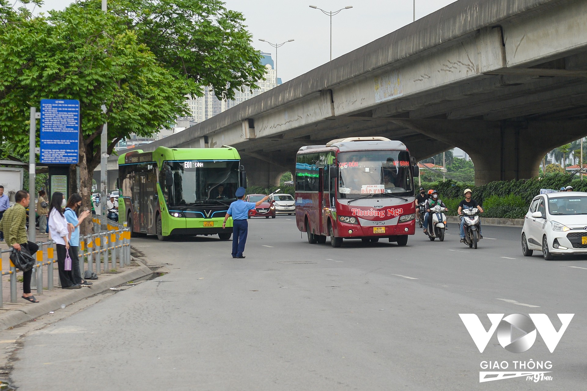 Hình ảnh xe khách chấp hành di chuyển đúng làn đường, không dừng đỗ sai quy định trên đường Phạm Hùng, khu vực gần bến xe Mỹ Đình, thể hiện hiệu quả của phương án phân luồng mới.