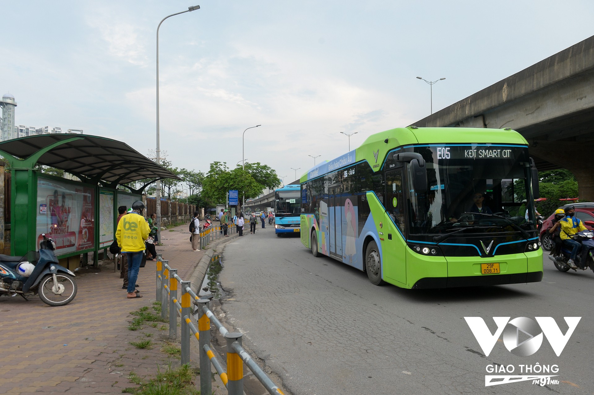 Hình ảnh khu vực bến xe buýt trên đường Phạm Hùng, đối diện bến xe Mỹ Đình, có sự giám sát của lực lượng Thanh tra GTVT để đảm bảo trật tự giao thông và không có xe khách dừng đỗ sai quy định.