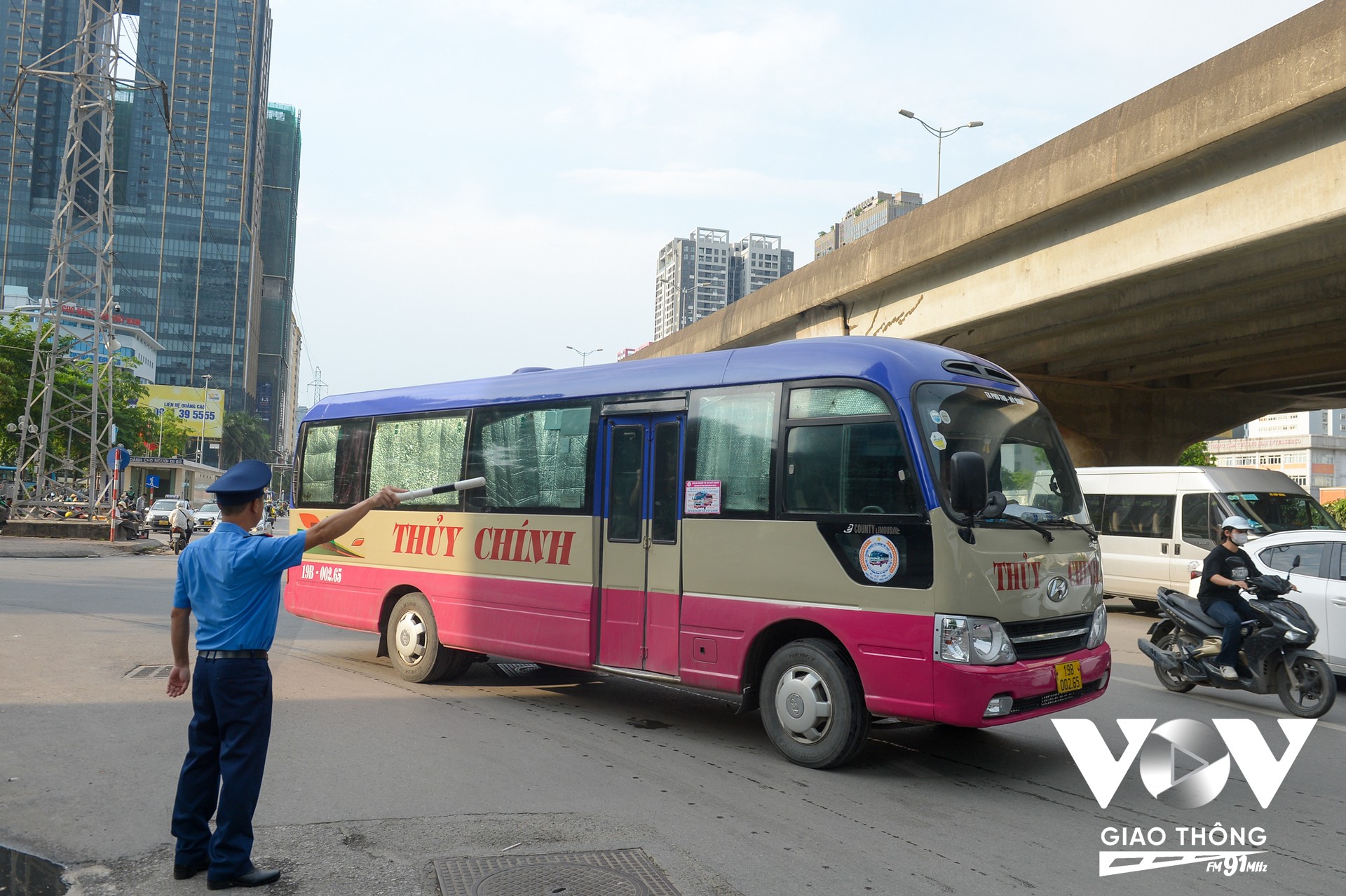 Hình ảnh lực lượng Thanh tra GTVT đang làm nhiệm vụ phân luồng tại khu vực lối ra từ bến xe Mỹ Đình, hướng dẫn các phương tiện di chuyển đúng làn đường và lộ trình.