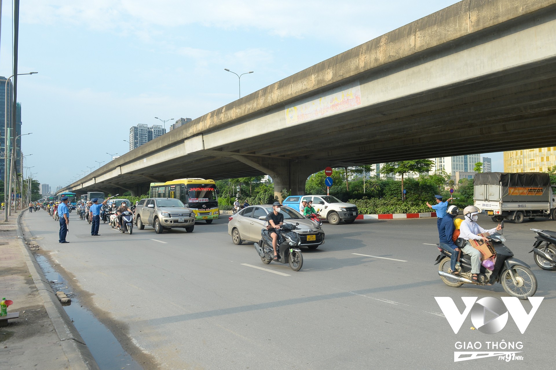 Ảnh chụp các xe khách di chuyển đúng làn đường quy định, sát dải phân cách, sau khi được lực lượng Thanh tra GTVT phân luồng trên đường Phạm Hùng, gần bến xe Mỹ Đình.