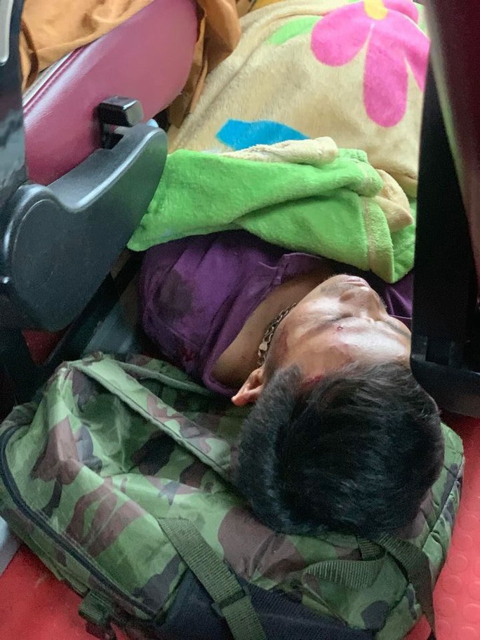 Condutor ferido do camião de ajuda humanitária a receber assistência médica.