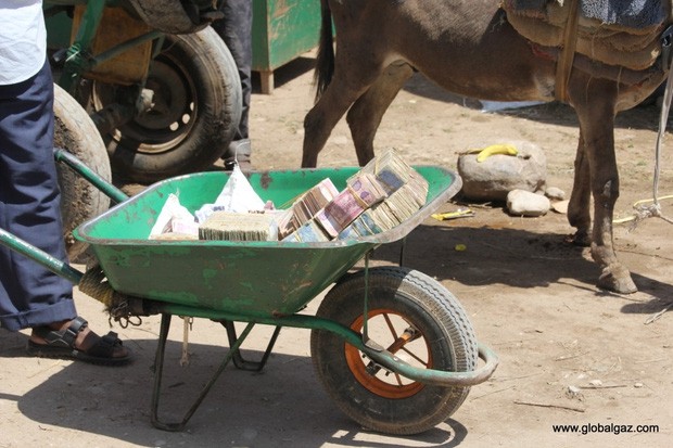 Xe cút kít trở thành phương tiện vận chuyển tiền phổ biến ở Somaliland, minh chứng cho sự bất tiện của tiền mặt