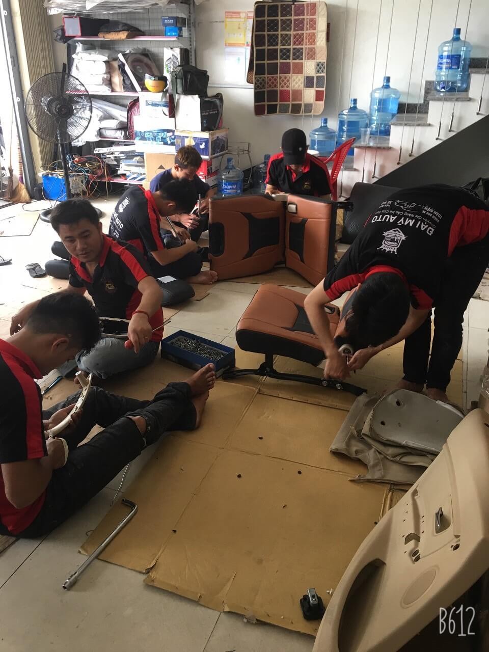 Hình ảnh đội ngũ kỹ thuật viên độ xe bán tải chuyên nghiệp tại Đà Nẵng
