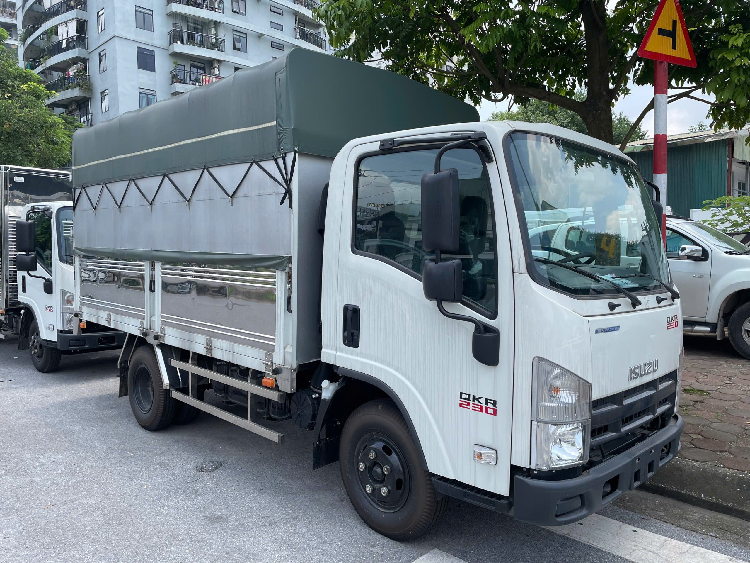 Xe tải Isuzu QKR270 thùng mui bạt
