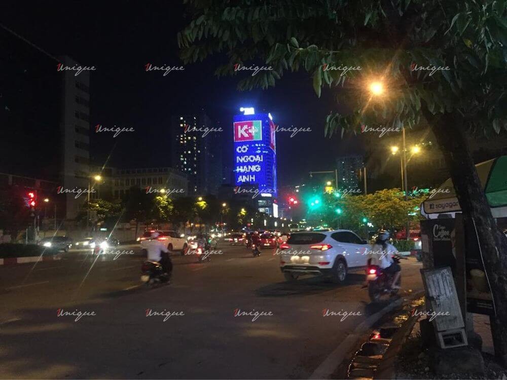Màn hình LED quảng cáo TNR Tower hướng Chùa Láng, tầm nhìn rộng và thoáng