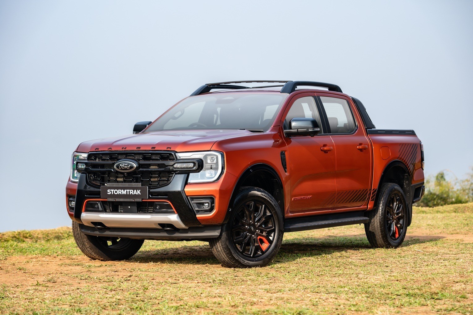 Ford Ranger Stormtrak 2024 phiên bản gầm cao thể thao, mạnh mẽ, lựa chọn hàng đầu phân khúc xe bán tải.