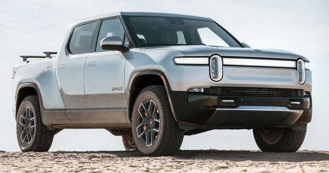 Rivian R1T, design futuristico, carrozzeria verde e interni minimalisti