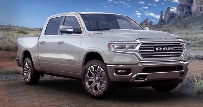 Ram 1500 Longhorn Limited, interni in pelle chiara e dettagli in legno, cruscotto e volante in primo piano
