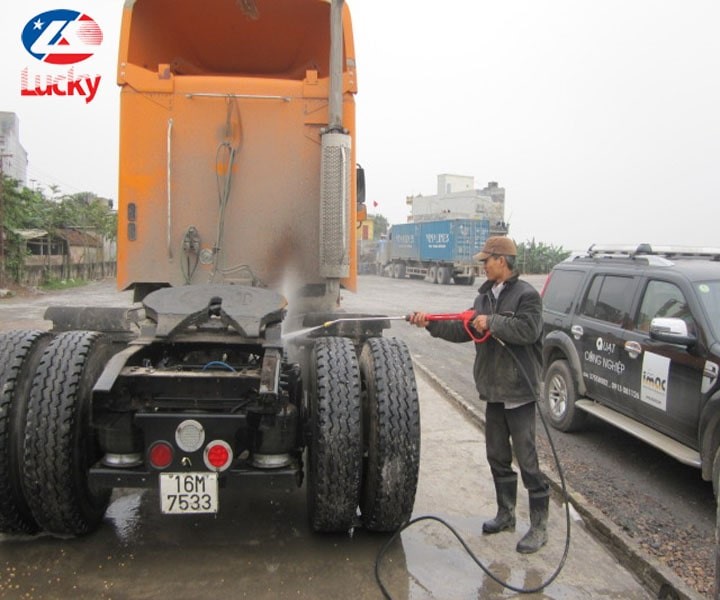 Steps of washing a truck, from spraying foam to rinsing