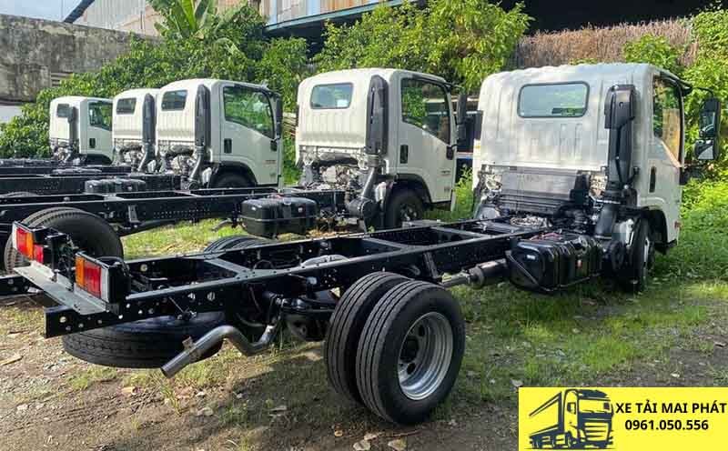 Khung chassis sắt xi xe tải Isuzu NMR 200 chắc chắn, đảm bảo độ bền và khả năng chịu tải cao.