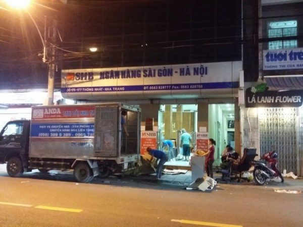 alt text: Hình ảnh logo ngân hàng SHB trên thùng xe tải