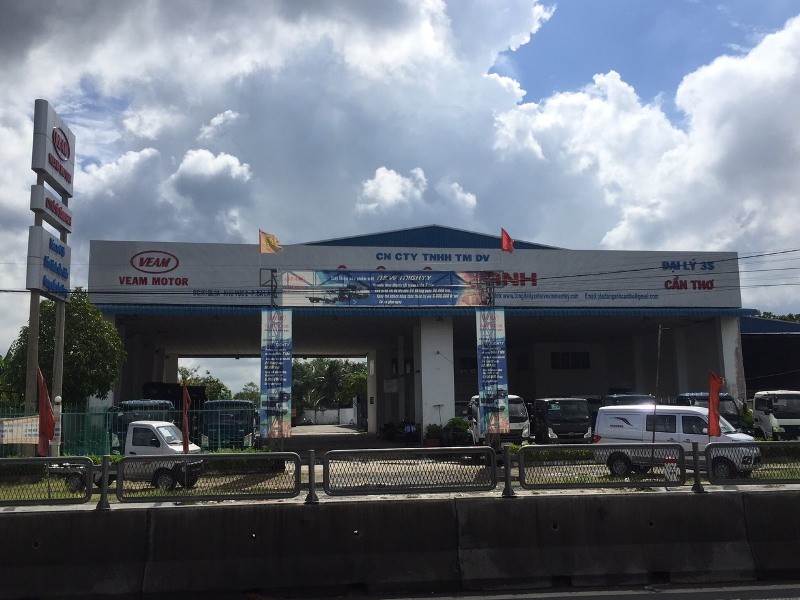 Exposición y taller de carrocerías en Cần Thơ